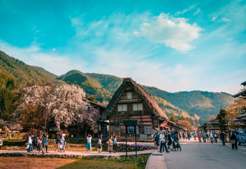photo-1560865612-70efb2c7fd57_SHIRAKAWAGO